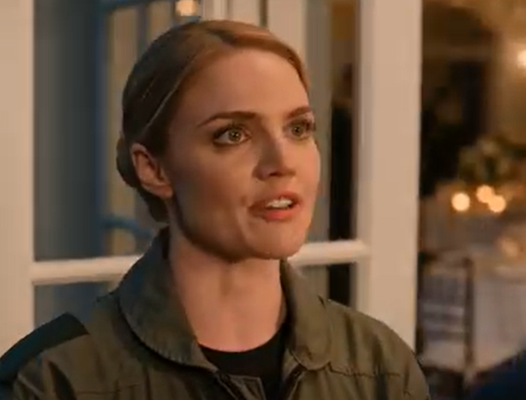 Zaprosili kobietę, którą kiedyś pomijali, na zjazd absolwentów z okazji 10-lecia małżeństwa, spodziewając się niezręcznej nocy — ale kiedy niespodziewanie przybyła, w całym pomieszczeniu zapadła cisza.