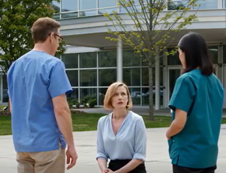 Pożegnawszy umierającego męża, wyszłam ze szpitala ze łzami spływającymi mi po twarzy… Ale gdy usłyszałam dwie pielęgniarki szepczące o szokującej tajemnicy, zamarłam z niedowierzania… –