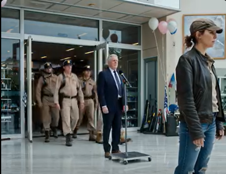 Moja rodzina publicznie mnie upokorzyła na otwarciu sklepu z bronią, zabraniając mi dotykania czegokolwiek. „Ona naprawdę nie potrafi się kontrolować”, powiedział tata. Kilka minut później: 12 marines weszło za mną. ICH UŚMIECH ZAMROZIŁ