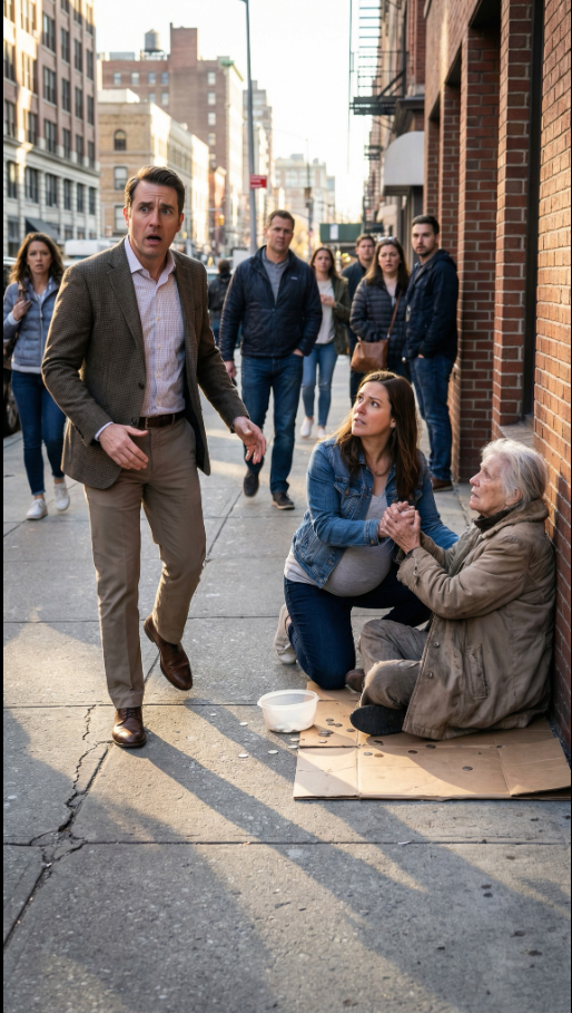 Zamarłem w pół kroku, gdy usłyszałem za sobą znajomy kaszel. Odwróciłem się – a tym „żebrakiem”, którego wszyscy wyśmiewali, była moja matka. Trzęsły mi się ręce. Wysyłałem jej pieniądze… Nawet kupiłem jej dom. Przełknęła łzy: „Twój brat wziął wszystko… sprzedał dom… i mnie wyrzucił”. Wymusiłem uśmiech, wcisnąłem jej gotówkę w dłonie. „Po prostu… wynajmij gdzieś. Wrócę”. Wtedy moja ciężarna żona wystąpiła naprzód, a jej głos grzmiał: „Ona nie potrzebuje jałmużny – ona potrzebuje domu”. I w tym momencie zrozumiałem, że prawdziwy wstyd nie jest jej… tylko mój.