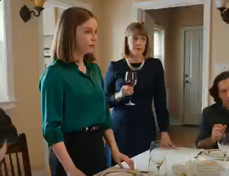 „Jedna córka jest lekarką… Druga jest pokojówką” – tak moja mama wzniosła toast w Święto Dziękczynienia, śmiejąc się w obecności czternastu osób. A kiedy mama znowu próbowała wznieść toast za moją siostrę… Co powiedziałam potem… NIKT NIE MÓGŁ W TO UWIERZYĆ.