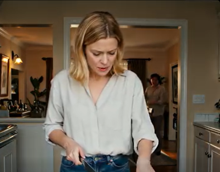 Byłem w kuchni, kiedy usłyszałem, jak mój chłopak śmieje się w jadalni i mówi: „Ona jest wygodna. Pieniądze jej ojca zapewniają mi wygodę, podczas gdy ja rozgryzam pewne rzeczy”. Potem dodał: „Będę tu wystarczająco długo, żeby wycisnąć z niej, co mogę — a potem znajdę kogoś, kim warto się pochwalić”. Jego ojciec prychnął. Jego matka powiedziała cicho: „Tylko nie zapłodnij jej”. Stałem tam, zły. Ledwo mogłem oddychać. Potem wyszedłem, uśmiechnąłem się i podałem im kolację. DZIŚ, ON TRAKCIŁ UMYSŁ NA MOIM PROGU. Byłem w kuchni, kiedy usłyszałem, jak mój chłopak śmieje się w jadalni i mówi: „Ona jest wygodna. Pieniądze jej ojca zapewniają mi wygodę, podczas gdy ja rozgryzam pewne rzeczy”. Potem dodał: „Będę tu wystarczająco długo, żeby wycisnąć z niej, co mogę — a potem znajdę kogoś, kim warto się pochwalić”. Jego ojciec prychnął. Jego matka cicho powiedziała: „Tylko nie zapłodnij jej”. Stałem tam, wściekły. Ledwo mogłem oddychać. Potem wyszedłem, uśmiechnąłem się i podałem im obiad. DZIŚ TRACIŁ UMYSŁ NA MOIM PROGU.