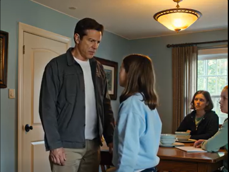 Mój ojciec krzyknął: „Idź mieszkać na ulicy”. Moi rodzice powiedzieli, że jestem bezużytecznym nieudacznikiem i wyrzucili mnie z domu. Uśmiechnąłem się tylko i odszedłem. Nie wiedzieli, że zarabiam 17 milionów dolarów rocznie. DWA TYGODNIE PÓŹNIEJ