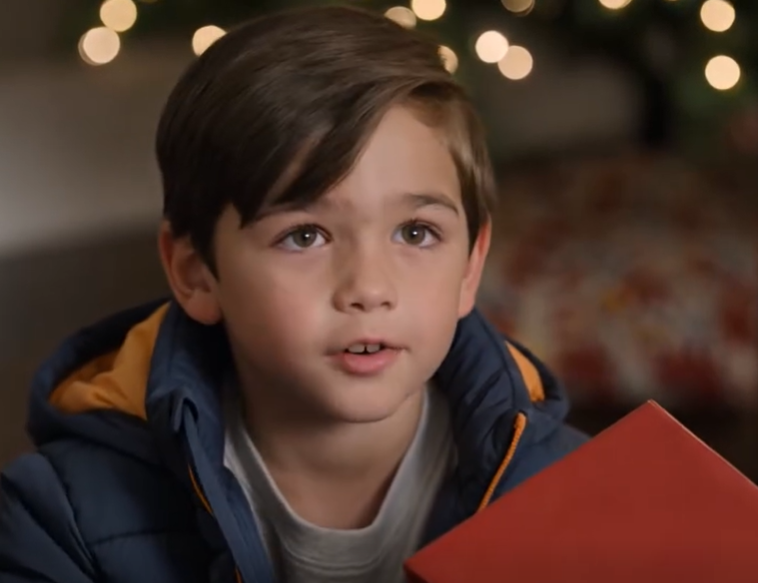 Wróciłem do domu na święta, a mama „zapomniała” dać synowi prezent, podczas gdy dzieci mojej siostry dostały 36 prezentów. Zapiąłem mu kurtkę i cicho wyszedłem. Następnego dnia wycofałem je z funduszu powierniczego. Piętnaście minut później tata zadzwonił z prośbą o 3000 dolarów. Do wieczora mama miała 77 nieodebranych połączeń.