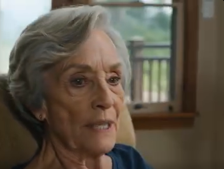 Moja noga pulsowała i poprosiłam synową tylko o szklankę wody, ale krzyknęła mi prosto w twarz: „Wstawaj i sama sobie nalej, ty bezużyteczna staruszko”, podczas gdy mój syn po prostu siedział tam z głową spuszczoną, jakby nic nie słyszał, a kiedy zacisnęłam zęby i wepchnęłam się do domu, za który płaciłam przez wszystkie te lata, wiedziałam, że przed świtem zadzwoni telefon, który nie pozwoli im obojgu zasnąć