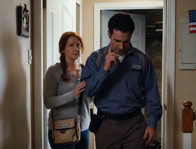 Podczas rutynowej naprawy łazienki hydraulik zbladł, złapał mnie za nadgarstek i wyciągnął z korytarza. „Spakuj swoje rzeczy i wyprowadź dzieci” – wyszeptał. „Natychmiast. Nie pozwól, żeby ktoś się dowiedział”. Zaśmiałam się raz, bo brzmiało to absurdalnie, dopóki nie zobaczyłam, jak drży mu ręka. „Co znalazłeś?” – zapytałam. Przełknął ślinę i dotknął drzwi do piwnicy, jakby patrzyły na mnie. „To tam na dole” – powiedział. „I lepiej, żebyś nie wiedział”. Wtedy usłyszałam cichy dźwięk dochodzący z dołu, który nie pasował do pustego domu.