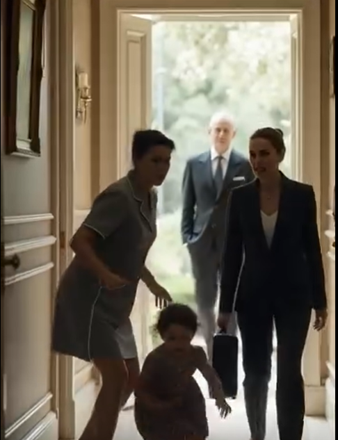 Wrócił do domu wcześniej i zobaczył gospodynię chroniącą jego niewidomą córkę — to, co podsłuchał, zmieniło wszystko