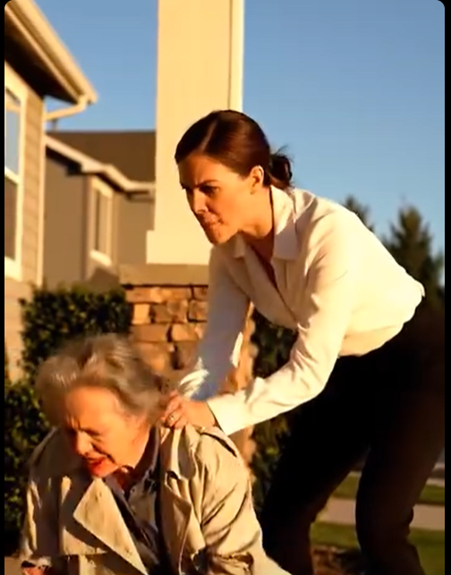 Mój zięć powalił mnie na ziemię. Córka wyciągnęła mnie za włosy, podczas gdy sąsiedzi patrzyli. „Wynoś się – to trzy miliony” – powiedziała. Myśleli, że nikt nie zainterweniuje. Mylili się. Ktoś zadzwonił pod 911. Kiedy przyjechała policja, całe ich życie legło w gruzach.