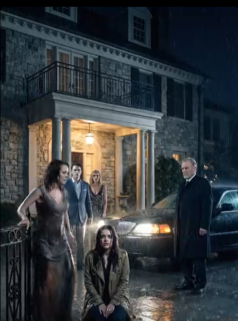 „Wyrzuć ją” – warknął mój mąż, a w następnej sekundzie teściowa i ja zostałyśmy wypchnięte w zimny, ulewny deszcz przez mężczyznę, którego kochałam, i mężczyznę, którego poślubiłam. Śmiali się, gdy upadłam na ziemię – aż czarna limuzyna przecięła burzę. Wtedy mój mąż zamarł. „T-to niemożliwe…” – wyszeptał. Nie miał pojęcia, że ​​umierający miliarder, którego uratowałam kilka tygodni temu, właśnie miał mu wręczyć kontrakt na 3,5 miliarda dolarów… i że właśnie przyjechał po mnie.