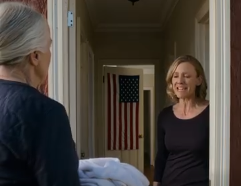 „Ona ciągle wpędza wszystkich w poczucie winy. Święto Dziękczynienia byłoby o wiele lżejsze bez niej” – zdrętwiałam, słysząc słowa mojej synowej, kiedy stałam na korytarzu z pulsującym kolanem i koszem prania w rękach. I ta lekka pogarda była najgłupszą rzeczą, jaką kiedykolwiek zrobili.