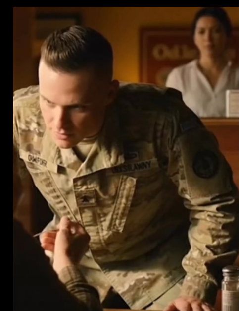 Młody żołnierz próbował upokorzyć biednego starca… dopóki nie odkrył, kim naprawdę był.