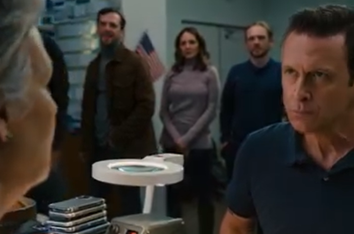 Oddałam telefon męża do naprawy, a nasz zaprzyjaźniony technik wziął mnie na bok i powiedział: „Natychmiast anuluj karty i zmień zamki”, a następnie pokazał mi sekcję „zaplanowanych wiadomości”.