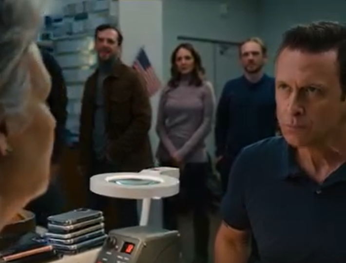 Oddałam telefon męża do naprawy, a nasz zaprzyjaźniony technik wziął mnie na bok i powiedział: „Natychmiast anuluj karty i zmień zamki”, a następnie pokazał mi sekcję „zaplanowanych wiadomości”.