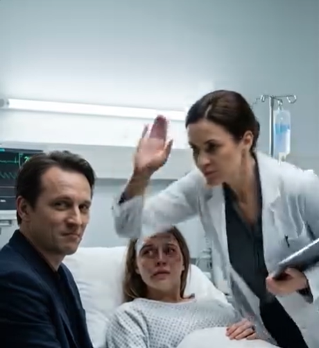 „Mówił mi: »Jesteś moja. Nigdy mnie nie zostawisz«. Codziennie znosiłam jego ciosy, przekonując samą siebie, że wytrzymam jeszcze jedną noc. Ale dziś jego ostateczny cios pogrążył mnie w ciemności. Kiedy otworzyłam oczy na szpitalnym łóżku, siedział obok mnie – spokojny, uśmiechnięty – a lekarka, patrząca na mnie, była jedyną osobą, której nigdy nie spodziewałam się zobaczyć: moją starą przyjaciółką. Potem wyszeptała: »Musisz wiedzieć, co zrobił twój mąż«”.