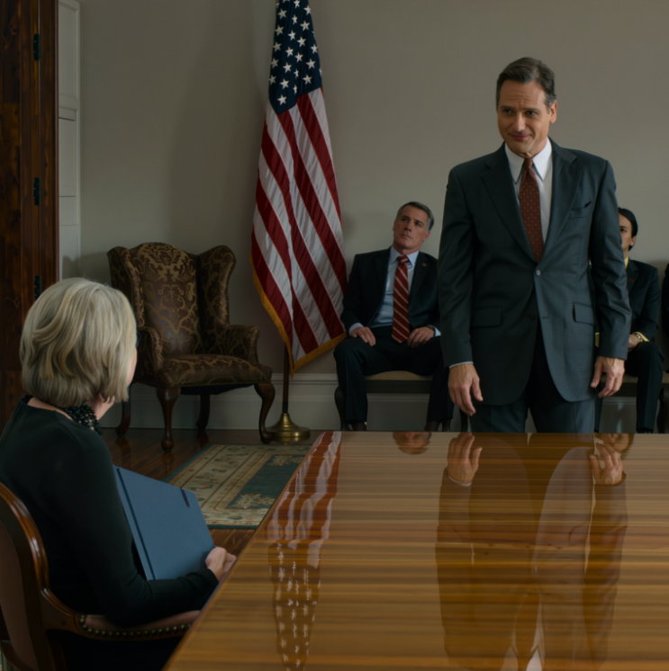 Podczas odczytywania testamentu w Winslow Albbright moi dwaj synowie zajęli moje miejsce niczym ochroniarze i chłodno powiedzieli: „Nie ma cię tu”. W całym pomieszczeniu zapadła głucha cisza, perski dywan pod moimi stopami pochłaniał każdy oddech. Trzymałem w ręku teczkę z marynarką wojenną, otworzyłem ją na jednym starym dokumencie z 2008 roku, a potem wyszedł adwokat i poprosił o coś, czego nikt się nie spodziewał.