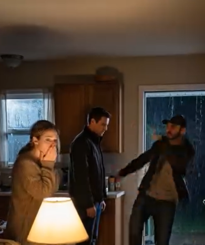 „Przyprowadziłam mojego kochanka do domu, myśląc, że mój mąż odszedł na dobre. W domu panowała cisza – dopóki drzwi wejściowe nie otworzyły się z hukiem. Serce mi stanęło, gdy usłyszałam jego głos: »Tęskniłaś za mną?«. Mój sekret obrócił się w pył w ciągu kilku sekund, gdy obaj mężczyźni stali zamrożeni pod jednym dachem. Myślałam, że zdrada to najgorsza rzecz, jaka może się zdarzyć… dopóki mój mąż nie spojrzał na niego i nie wyszeptał: »Ty?«”