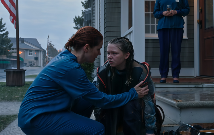 Jedenastolatka nie powinna uczyć się, co to znaczy odrzucenie, na ciemnym ganku w deszczu – ale moja córka tak, przez pięć długich godzin, bo jej klucz nagle odmówił posłuszeństwa i nikt nie odpowiadał. Opuściłam miażdżącą dyżur w szpitalu i pobiegłam do domu, tylko po to, by zobaczyć, jak mama, patrząc na mnie zza dziecka, mówi: „Zdecydowaliśmy, że już tu nie mieszkasz”. Zachowałam spokój i odpowiedziałam: „Rozumiem”. Nie zdawała sobie sprawy, że przestałam błagać o szacunek – i zaczęłam chronić córkę.