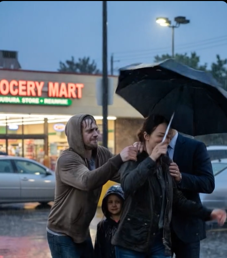 Zostawił mnie na stacji benzynowej z naszym dzieckiem i jednym okrutnym zdaniem: „Dasz sobie radę”. Przez pięć lat odbudowywałam swoje życie po tamtej chwili upokorzenia i złamanego serca. Aż pewnego deszczowego popołudnia zobaczył mnie ponownie – i zamarł. Zbladł, usta mu drżały, gdy podniósł wzrok na mężczyznę stojącego za mną. „Nie… to nie może być on” – wyszeptał. I wtedy wszystko się zmieniło.