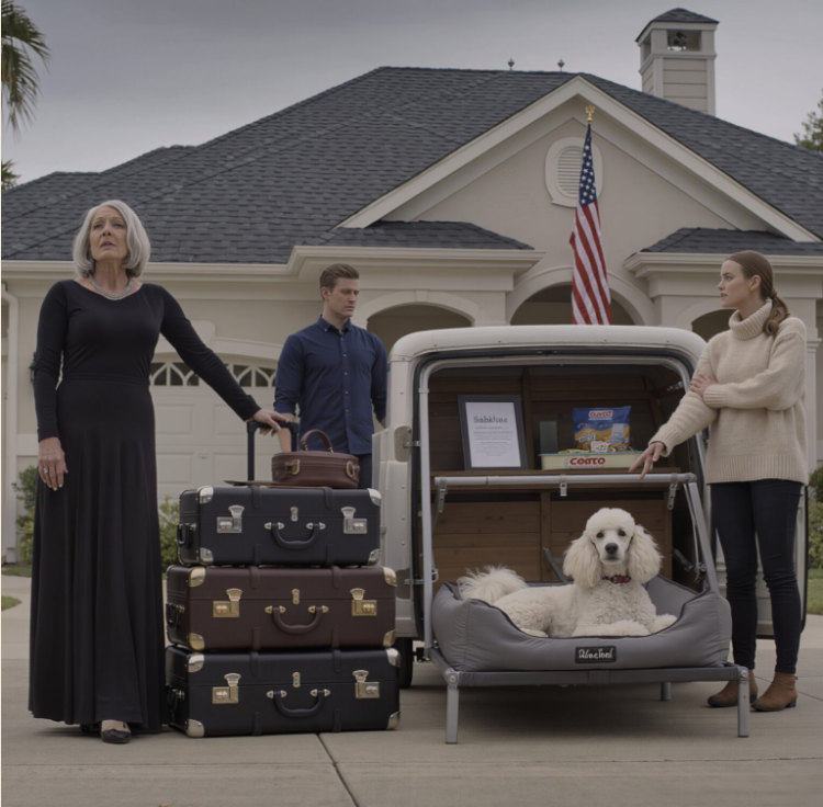 W dniu, w którym zmarł mój mąż, moja synowa wrzuciła moje torby do garażu – nieświadoma 19 milionów dolarów i willi, którą mi zostawił. Tej nocy powiedziała: „Od teraz będziesz spał w garażu”. Tuż obok stało łóżko dla jej rozpieszczonego psa. Uśmiechnęłam się tylko i odpowiedziałam cicho: „Dobrze” – bo nie miała pojęcia, że ​​zamierzam zmienić zasady. Zanim się zorientowała… wszystko już się zmieniło.