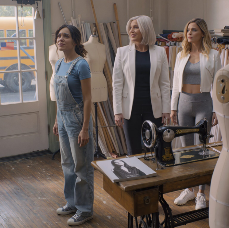 Mówili, że mój zawód jest podrzędny, że jestem tylko krawcową — nikim z igłą i marzeniami — ale kiedy moja matka i siostra zażądały, abym uszyła im suknię za darmo, postanowiłam dać im dokładnie to, o co prosiły: arcydzieło, które zapisze się w historii w najjaśniejszych światłach Ameryki.