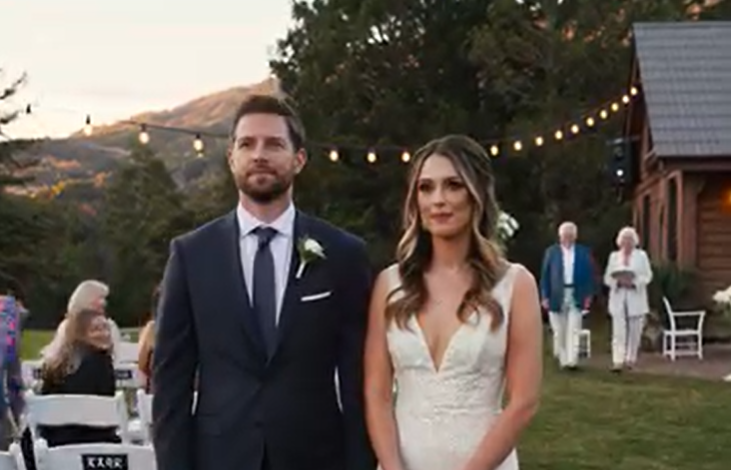 Odmówiłam zmiany daty ślubu na rekolekcjach mojej siostry na Bali. Więc moi rodzice zbojkotowali ślub. „Naucz mnie pokory” – powiedział tata. Nie błagałam. Nie płakałam. Aż mój mąż wstał na przyjęciu i powiedział… 200 gości na sali zamilkło…