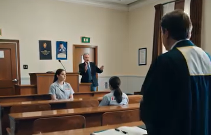 „Przestań zachowywać się jak pielęgniarka” – zadrwił ze mnie brat na gali wojskowej. Zignorowałam go i poprosiłam do tańca niepełnosprawnego syna generała. Czterogwiazdkowy generał patrzył na nas z oczami pełnymi łez. Podszedł i powiedział: „Pułkowniku… Właśnie uratowałeś życie mojemu synowi”. Moja rodzina zamarła. Bez słowa.