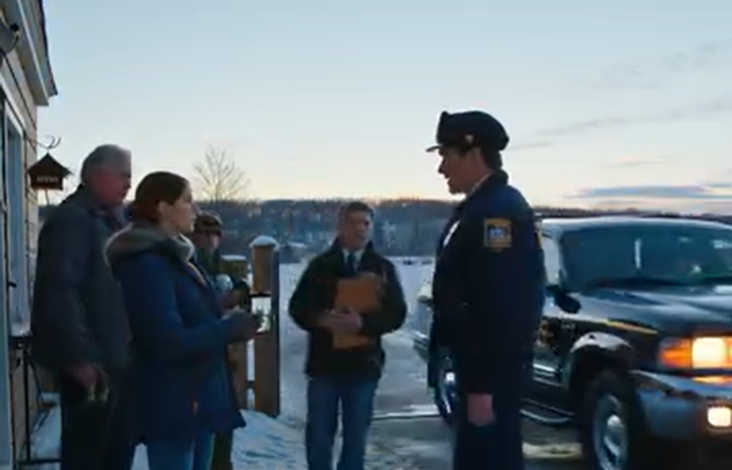 Mój tata nie zaprosił mnie na święta, więc kupiłem własne ranczo. Kiedy pojawili się z agentem nieruchomości, żeby sprzedać moją ziemię dla mojego brata, myśleli, że jestem sam. Nie mieli pojęcia, że ​​mam po swojej stronie prawnika z JAG, kamery i szeryfa.