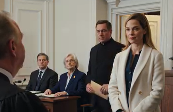 Moja bogata siostra weszła do sądu, jakby już należał do niej. Jej adwokat przesunął wniosek: „Cały spadek. Ze skutkiem natychmiastowym”. Moi rodzice skinęli głowami, jakby to przećwiczyli. Sędzia spojrzał na mnie: „Czy ma pan coś przeciwko?”. Powiedziałem tylko: „Chcę poczekać, aż przyjdzie ostatnia osoba”. Drzwi się otworzyły. Wszedł mężczyzna w czarnym garniturze, uniósł kopertę i wywołał moje nazwisko. Sędzia mrugnął, sięgnął po okulary i wyszeptał: „TO… NIE MOŻE BYĆ…”.