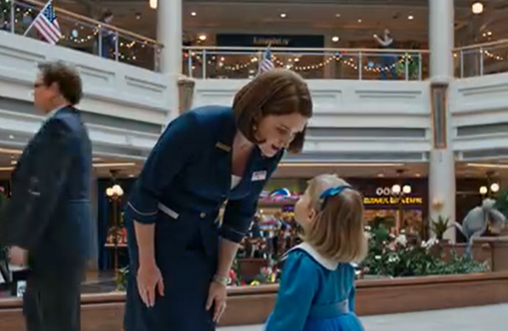 Podczas zakupów moja 8-letnia córka złapała mnie za rękę i powiedziała: „Mamo, szybko, do łazienki!”. W kabinie szepnęła: „Cicho! Nie ruszaj się, patrz!”. Schyliłam się i zamarłam. Nie płakałam. Działałam. Wkrótce moja teściowa zbladła, bo –