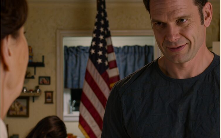 Podczas jednej kolacji mój zięć spojrzał na mnie jak na ciężar i powiedział wprost: „Ten dom nie jest miejscem do wykarmienia dodatkowych gęb”. Moja córka milczała, a ja wyniosłem walizkę za drzwi jak niechciany dodatkowy. W tanim motelu przypadkiem przeczytałem pamiętnik mojej matki i odkryłem prawdę, którą ukrywałem przez całe życie. Trzy miesiące później czynsz za ich mieszkanie wzrósł trzykrotnie i zaczęła się seria dziwnych zdarzeń.