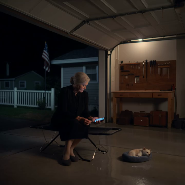 V den, kdy mi zemřel manžel, mi snacha nahrnula kufry do garáže – aniž by tušila, že mi zanechal 19 milionů dolarů a vilu. Tu noc řekla: „Odteď budeš spát v garáži.“ Hned vedle ní stál pelíšek pro jejího rozmazleného psa. Jen jsem se usmála a tiše odpověděla: „Dobře,“ protože neměla tušení, že se chystám přepsat pravidla. Než si to uvědomila… všechno se už změnilo.