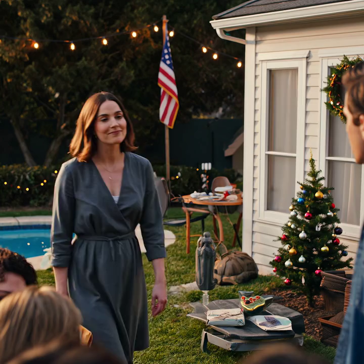 Rodina mě pozvala na sraz, abych se pochlubil. Teta mi řekla, že jsem selhal: „Můj syn má skutečnou kariéru, bude milionářem ještě před třicítkou, na rozdíl od některých lidí.“ Jen jsem se usmál a čekal, až na mě přijde řada. Když se mě zeptali, co dělám, odpověděl jsem: „MOC NIC. JEN MINULÝ TÝDEN JSEM MU PODEPSAL VÝPLATU.“