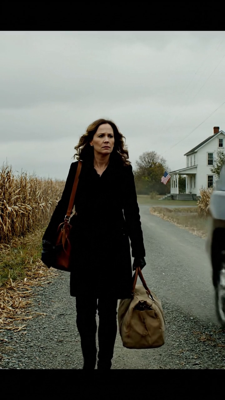 Poté, co jsme pohřbili mého manžela, mě syn odvezl na klidnou ulici za městem a řekl: „Tady vystoupíš. Dům i firma jsou teď moje.“ Stála jsem v prachu a svírala tašku, zatímco on se bez ohlédnutí odstěhoval. Žádný telefon. Žádné peníze. A tehdy jsem si uvědomila – nejsem sama. Byla jsem svobodná… ale on neměl tušení, co jsem zařídila, než jeho otec zemřel…