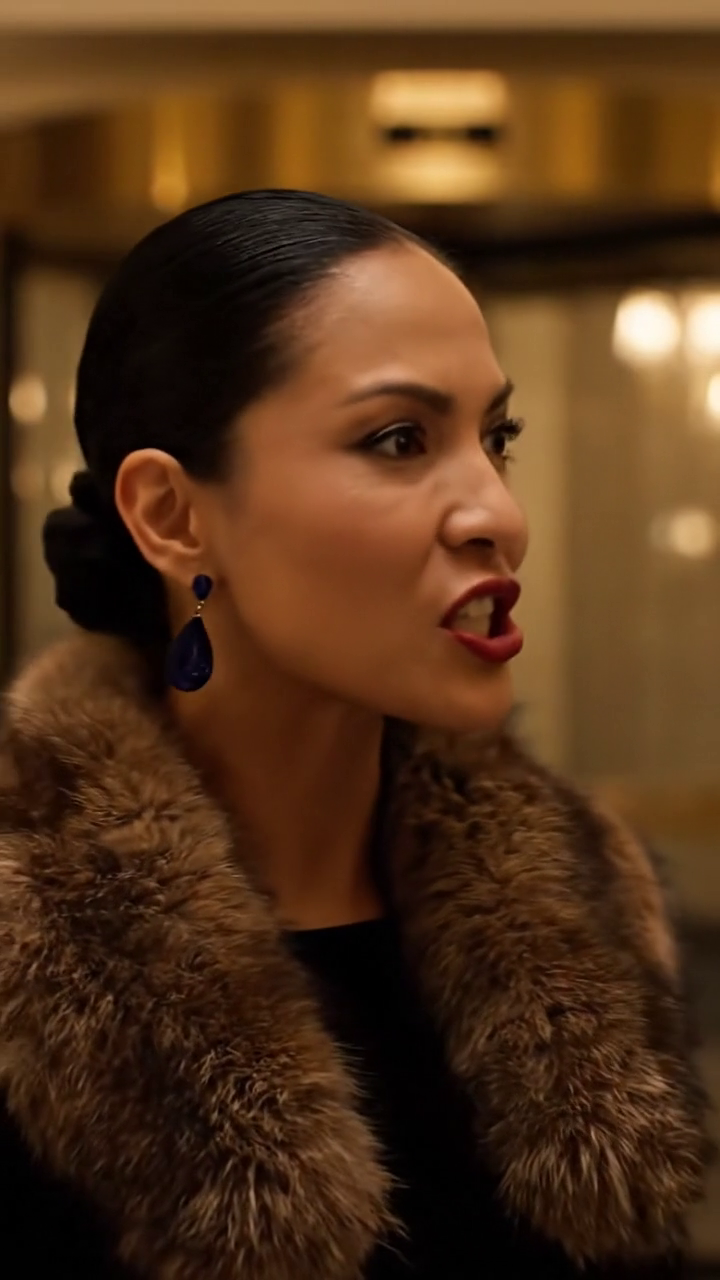 Sestra mě zablokovala přímo v hale luxusního hotelu na Rhode Islandu, matka mi chladně řekla, abych nedělal rodině ostudu na večeři k 70. narozeninám mého otce, a hosté se už začínali otáčet a dívat se – ale zrovna když jsem se chystal odejít, přistoupil od recepce muž v černém obleku, oslovil mě jménem a celá hala ztichla