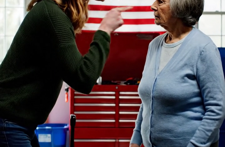 V den, kdy mi zemřel manžel, mi snacha nahrnula kufry do garáže – aniž by tušila, že mi zanechal 19 milionů dolarů a vilu. Tu noc řekla: „Odteď budeš spát v garáži.“ Hned vedle ní stál pelíšek pro jejího rozmazleného psa. Jen jsem se usmála a tiše odpověděla: „Dobře“ – protože neměla tušení, že se chystám přepsat pravidla. Než si to uvědomila… všechno se už změnilo.