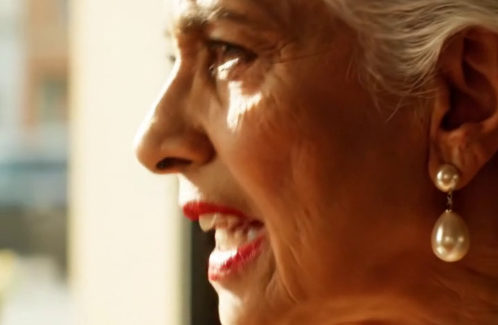 Můj syn zapomněl zavěsit hovor a já to slyšela jasně – slova, která ztuhla jako led: „Je pro mě přítěží.“ Nekonfrontovala jsem ho. Tiše jsem to nahrála, pak jsem diskrétně nabídla svůj dům v Asheville za téměř 980 tisíc dolarů, všechno jsem odstěhovala a beze slova zmizela. Vrátili se z Evropy, stále se usmívali… dokud se klíč neotočil, dveře se neotevřely a na kuchyňské lince nezůstal jen útržek papíru.