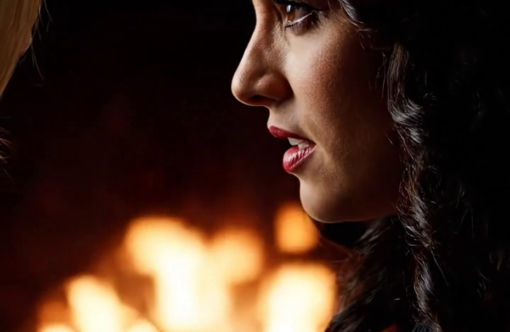 Moji rodiče vyškrtli mé jméno ze závěti a předali mé sestře celý rodinný majetek v hodnotě 4 milionů dolarů – maminka se dokonce ušklíbla: „Vždycky jsi byla naším největším zklamáním.“ Před dvanácti lidmi mě donutili podepsat poslední tah perem a pak se chovali, jako bych zmizel. O tři roky později můj právník zavolal svému právníkovi… a po jediné větě můj otec stále opakoval: „To je nemožné.“