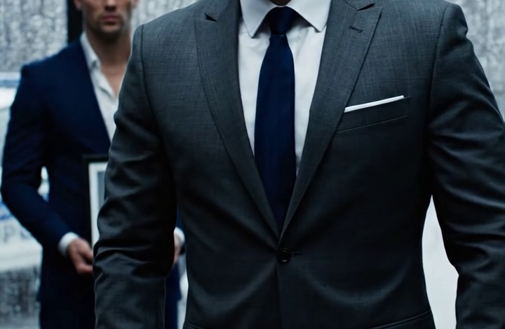 Volala policie. „Vaše pohřešovaná dcera byla nalezena. Potřebujeme někoho, kdo by přišel a potvrdil její totožnost.“ Řekl jsem: „Mám jen jednoho syna. Nemám dceru.“ Trvali na svém: „Prosím, pojďte dál, nebo si pro vás přijedeme.“ Když jsem vešel na stanici, žena, kterou jsem uviděl… mě ohromila