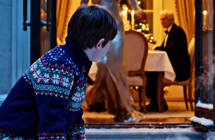 Vyhrál jsem 100 milionů dolarů, ale na Vánoce jsem se objevil ve svetru z obchodu se second handem za 6 dolarů. Takže mě máma donutila jíst na mrazivé verandě, zatímco můj bratr připíjel „na úspěšné děti“… Pak mi z kapsy na mramorovou podlahu vypadl tiket Powerball a ona se po něm vrhla jako zvíře