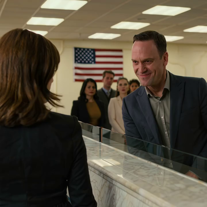 Můj švagr mi uprostřed banky říkal „žebrák“ a ušklíbl se, když jsem si od něj požádal o půjčku 100 dolarů – nehádal jsem se, jen jsem na něj mlčky zíral. Tu noc jsem zjistil, že mé jméno bylo vymazáno z papírů a dokonce i ze závěti mé matky, jako bych nikdy neexistoval. Druhý den ráno jsem dorazil přesně v 9:58, položil notebook na stůl, otevřel zapečetěnou obálku… pak jsem jednou cvakl a v místnosti se rozhostilo hrobové ticho.