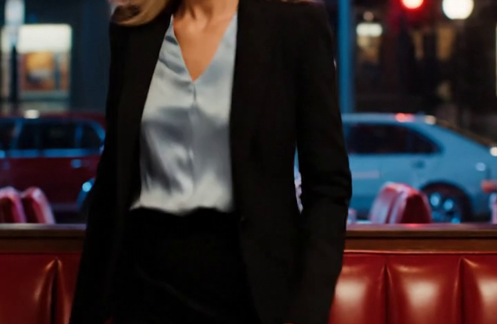 Moje snacha řekla: „Jestli se ti nelíbí sarkastické vtipy mé mámy, tak můžeš zaplatit účet a odejít,“ když jsem se konečně ozvala u večeře, tak jsem se usmála, zaplatila, vstala a odešla… ale to, co jsem udělala potom, bylo něco, co ony vůbec nečekaly.