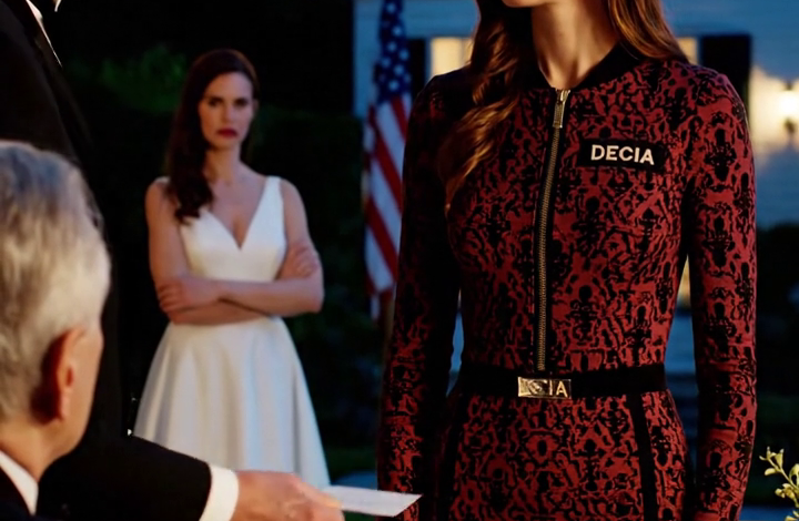 Na mé narozeniny uspořádali rodiče večeři s téměř stovkou příbuzných, aby oznámili, že se mnou přerušují veškerý kontakt. Máma sundala ze zdi mé fotky. Táta položil na stůl list papíru, na kterém bylo napsáno 248 000 dolarů: „Každý cent, který jsme utratili za tvou výchovu. Vrať mi ho, nebo nás už nekontaktuj.“ Sestra pokračovala: „Táta na mě už přepsal vlastnictví auta.“ Odešel jsem beze slova. O tři dny později mi volali 50krát denně.