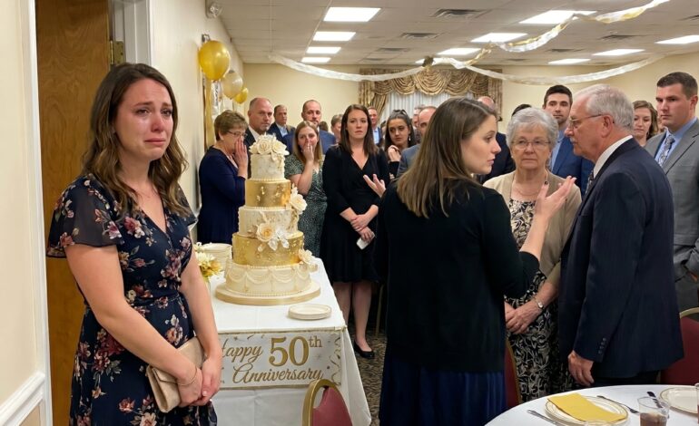 “A minha irmã disse: ‘Só para a família’, quando não me convidaram para a festa de aniversário de casamento dos meus pais. Então, decidi viajar sozinha. Uma semana depois, ligaram-me a chorar, a implorar ajuda. Eu apenas respondi: ‘Conhecemo-nos mesmo?’”.