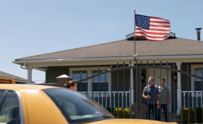 Enquanto eu estava a servir em Okinawa, o meu pai vendeu a minha casa para pagar ao meu irmão caloteiro. Quando voltei para casa, eles estavam na varanda a rir: “Estás sem-abrigo agora.” Eu apenas sorri. “O que é tão engraçado?”, retorquiram. Eu disse: “A casa que vocês venderam era na verdade…”