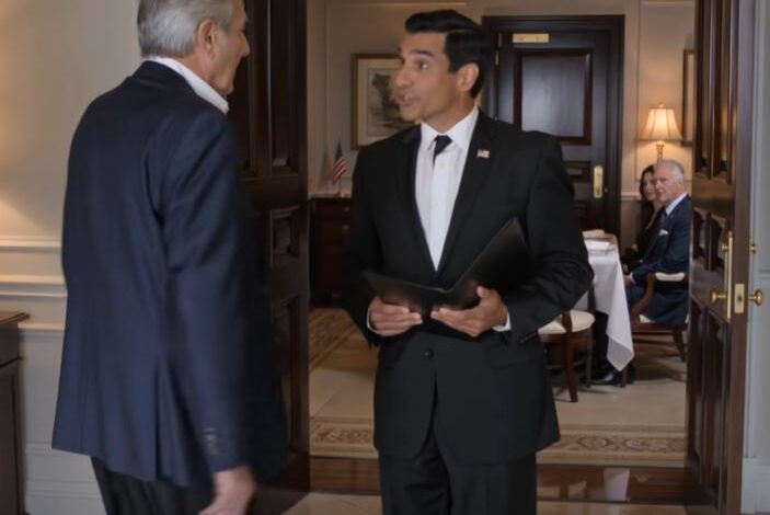 O meu pai enviou-me uma mensagem: “Só para adultos. Não venhas”, e apareceu no seu jantar de aniversário, encontrando-me já sentada na sala reservada do Marcelo, ao lado do governador. A mensagem chegou às 11h47 de uma terça-feira, enquanto eu anotava algo num bloco de notas ao lado de uma proposta de infraestruturas de quarenta e sete milhões de dólares. Não atendi o telefone de imediato. As mensagens do meu pai raramente eram urgentes e quase nunca simpáticas. Quando finalmente olhei, li-o duas vezes.