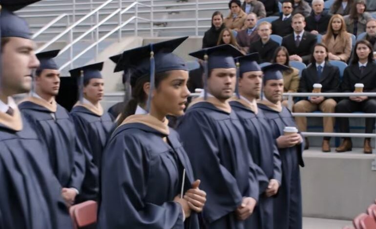 Na minha formatura da faculdade, a minha irmã levantou-se de um salto e gritou: “Ela colou para passar na faculdade!”. em frente a todo o auditório, mas em vez de parar, continuei a caminhar em direção