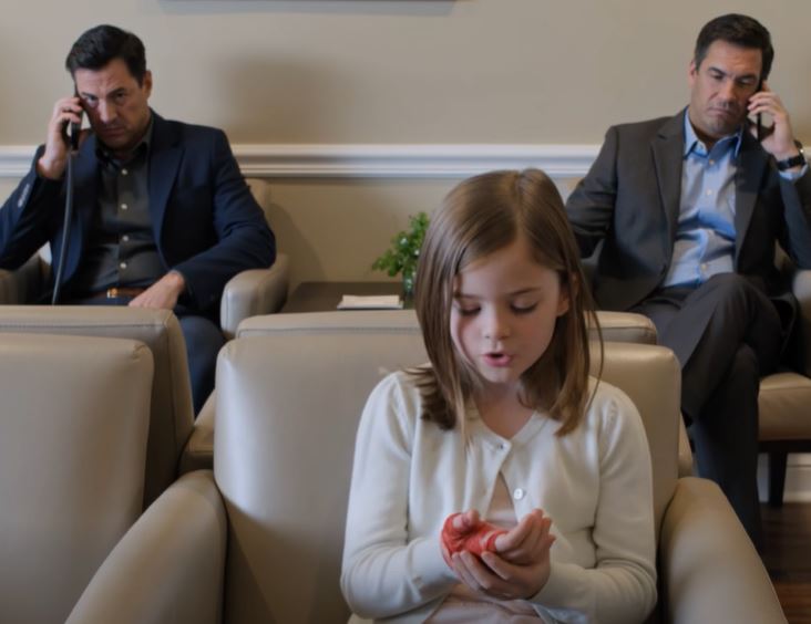 A recepcionista disse a uma menina de 7 anos, que estava a sangrar, para esperar pela sua vez. Quarenta e cinco minutos depois, o pai dela entrou — e todos perceberam que o nome no prédio não era apenas decoração.