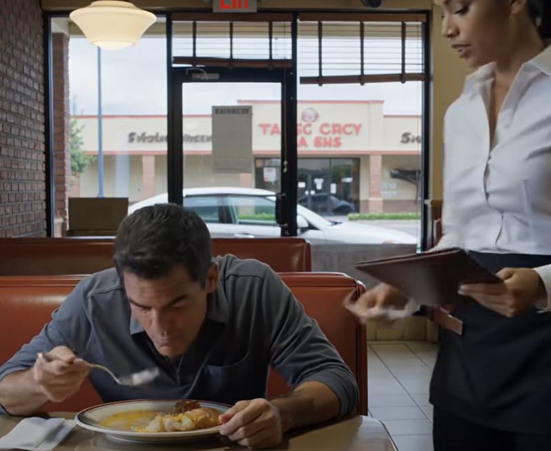 Dono disfarçado pede bife – Empregada entrega-lhe secretamente um bilhete que o deixa perplexo Fort Smith, no Arkansas, uma quarta-feira tranquila com cheiro a asfalto e a óleo de fritura. A churrascaria esconde-se num centro comercial decadente, entre uma loja de bebidas e uma casa de