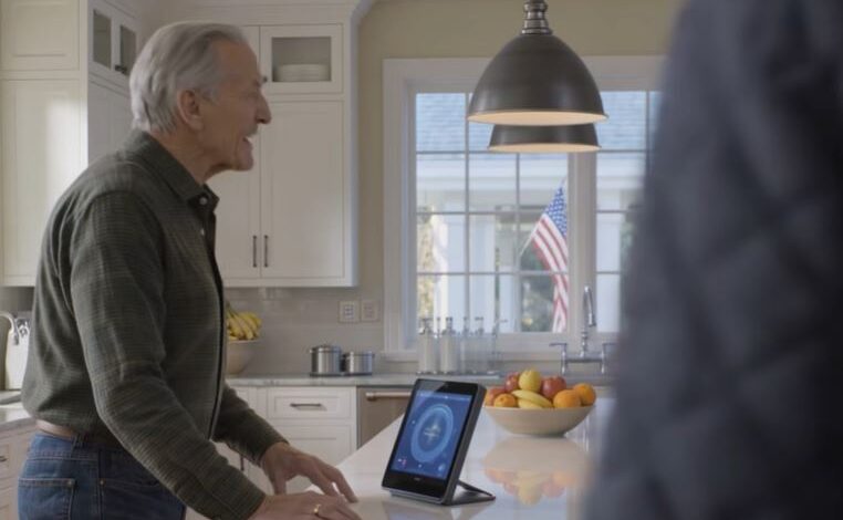 O meu filho colocou um expositor inteligente de Natal na minha bancada da cozinha e, durante alguns dias, a minha casa pareceu novamente cheia — até que a minha amiga mais antiga o pegou, olhou para ele durante um longo segundo e disse-me que alguns presentes carregam mais do que mostram.