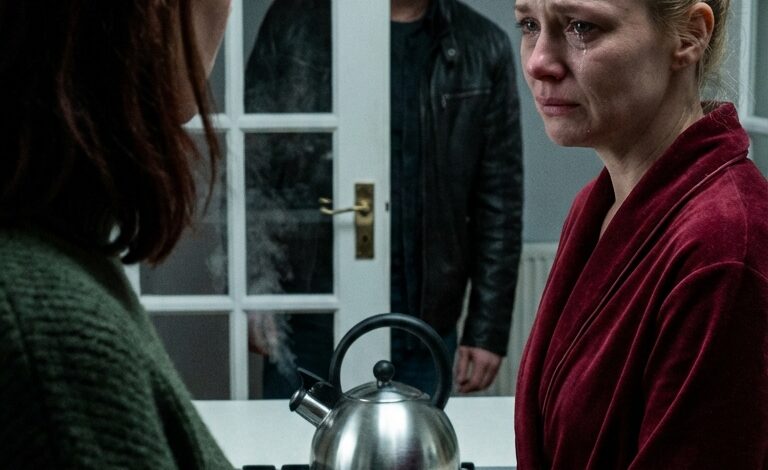 Mój syn zawołał z samolotu: „Emily właśnie weszła na pokład”. Ale na górze prysznic wciąż leciał, a ona wciąż nuciła. Nie protestowałem, tylko się uśmiechnąłem, zapisałem 8:17 w notesie i czekałem. Bo kiedy jedna osoba z miejsca 2A leci do Paryża, a druga schodzi po schodach w moim domu, wiem, że ta „zamiana ról” zaraz się ujawni.